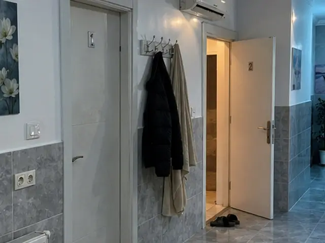 Oda girişinde askı ve temiz terlik — Siyavuşpaşa, Masaj Salonun
